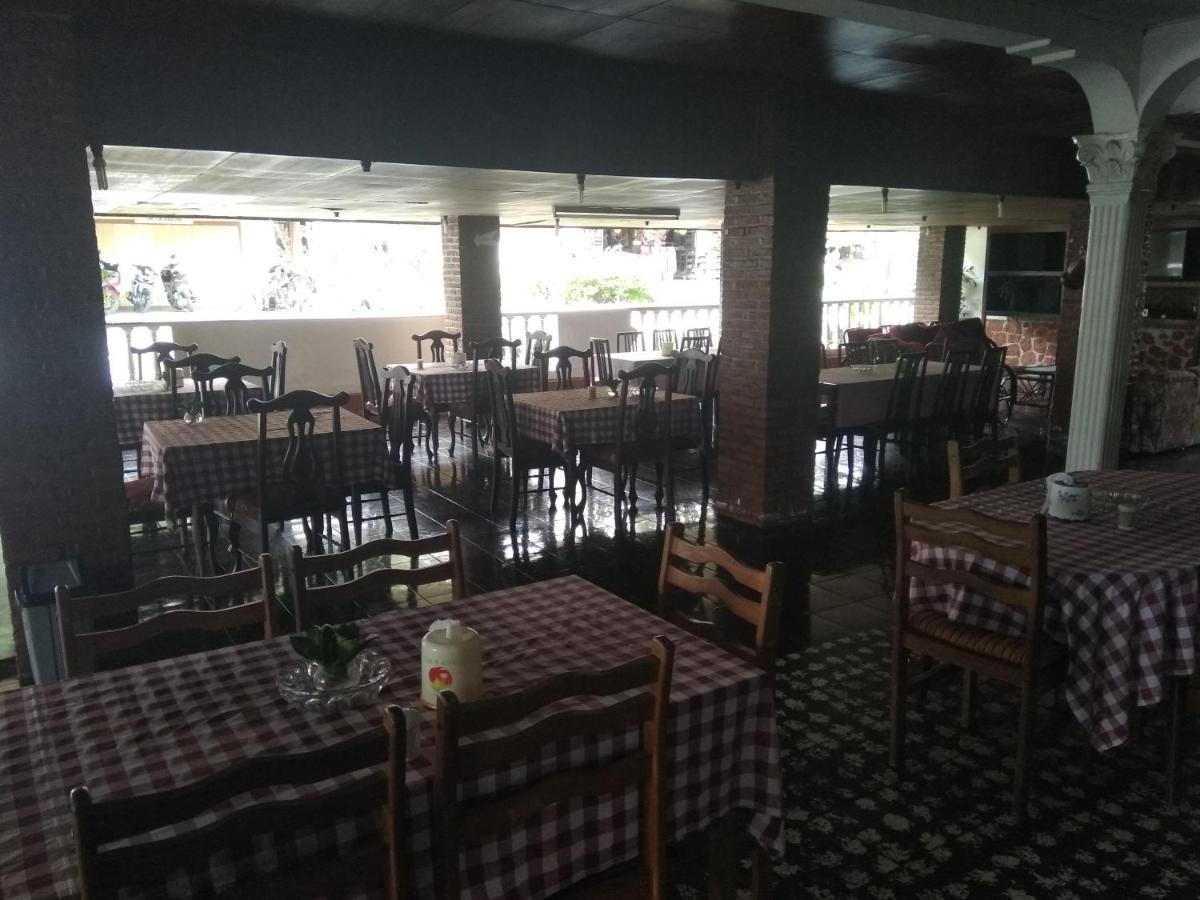 Bernard Guest House & Resto Redpartner Ambarita المظهر الخارجي الصورة