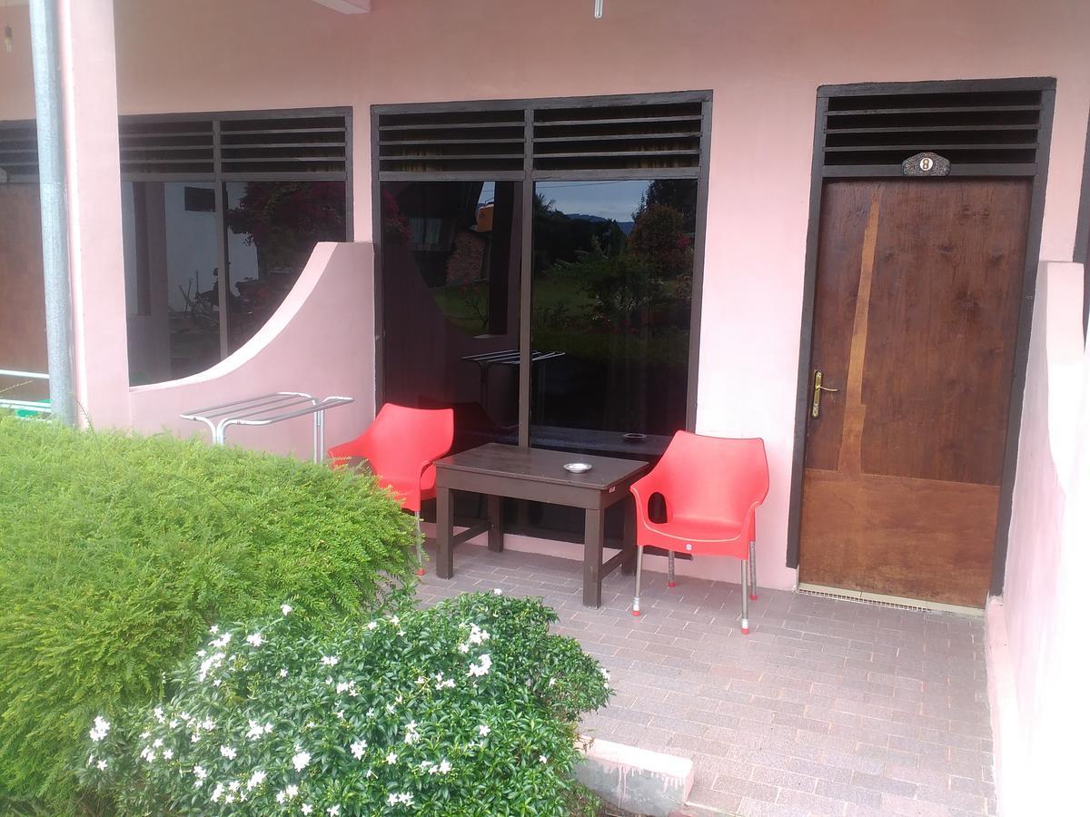 Bernard Guest House & Resto Redpartner Ambarita المظهر الخارجي الصورة